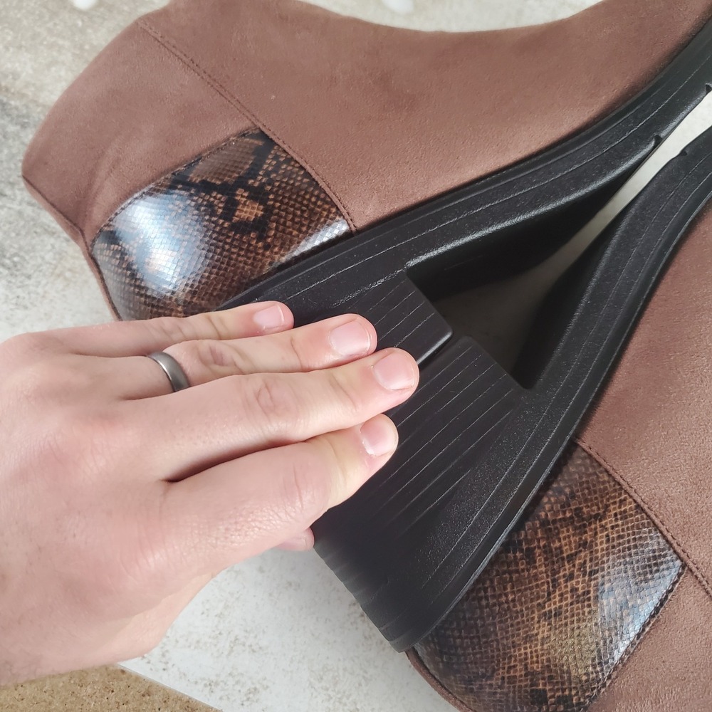 Bzees Outgoing Womens Ankle Booties Sz 8.5 W Mustang Suede Comfort Side‎ Zipper - Picture 8 of 13
